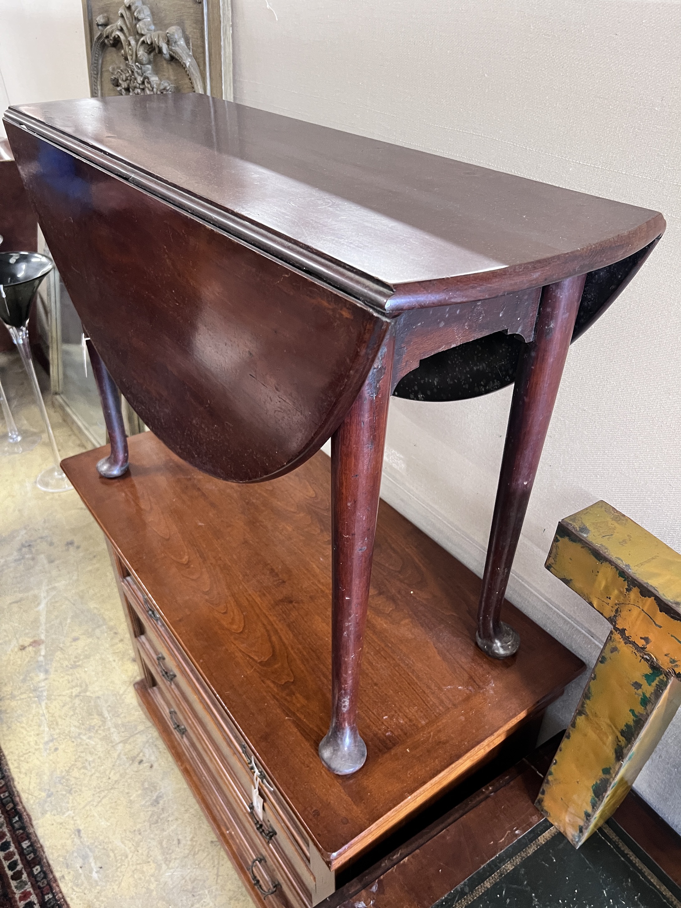 A George III mahogany drop leaf table, width 107cm